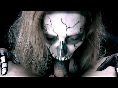 ❤️ Demon djevojka siše kurac svojim crnim ustima i guta spermu. ❤❌ Porno kod nas ☑